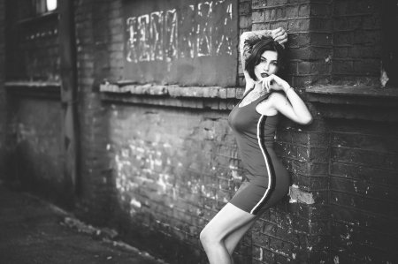 Красивые девушки в красном