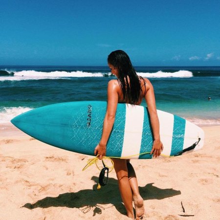 Девушка с доской для серфинга