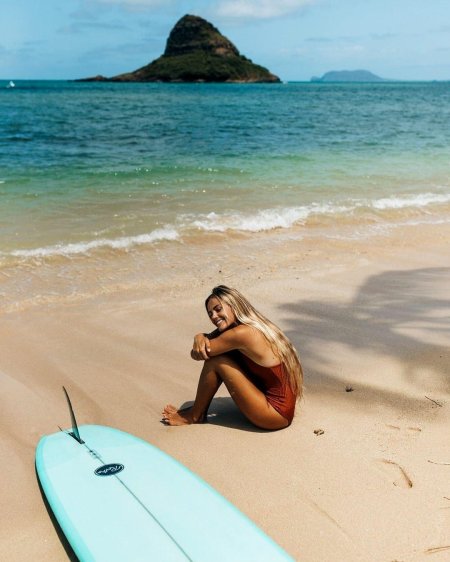 Девушка серфер