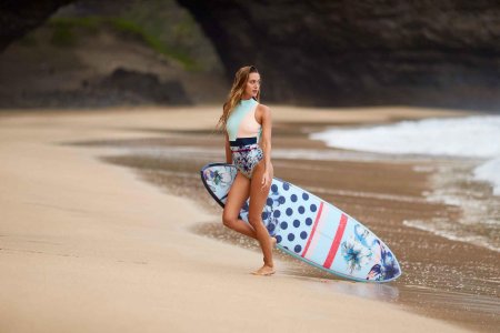 Девушка с доской для серфинга