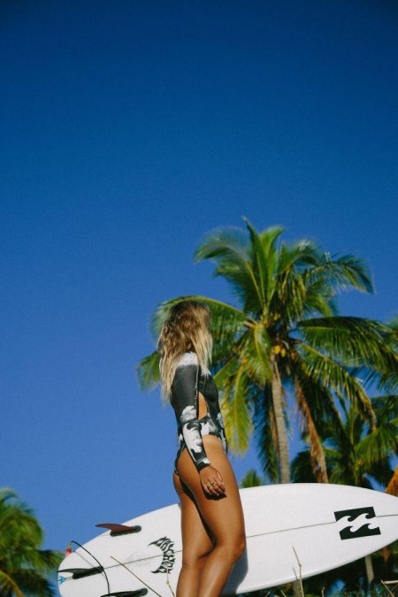 Девушка с доской для серфинга