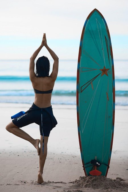 Девушка с доской для серфинга