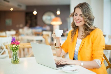 Фрилансер в кафе