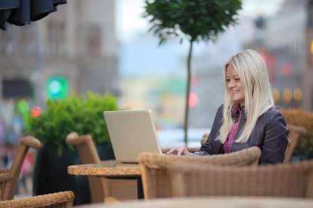 Девушка с ноутбуком в кафе