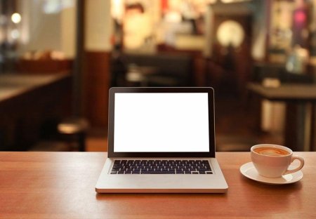 Стол с ноутбуком