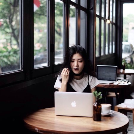 Девушка с ноутбуком в кафе