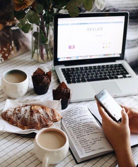 Ноутбук и кофе