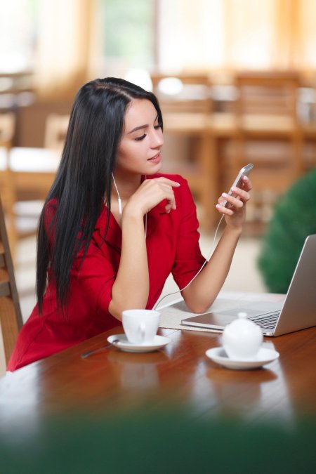 Девушка сидит в кафе