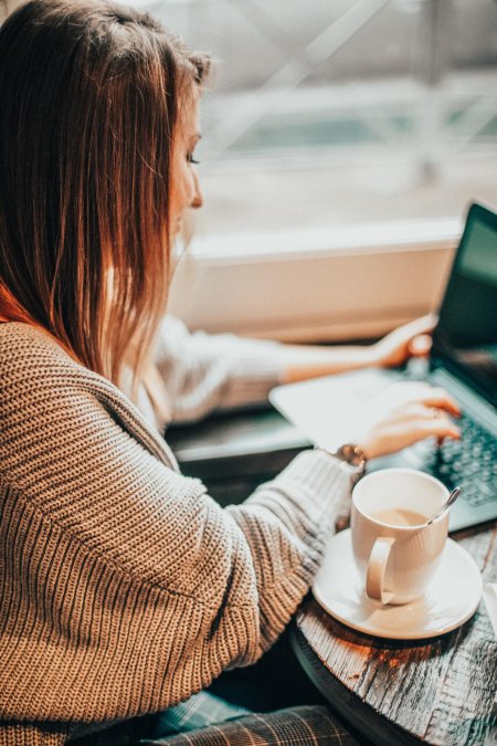 Девушка за ноутом