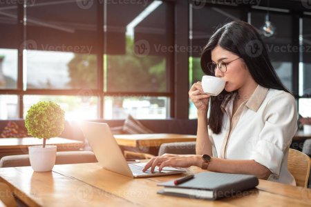 Девушка пьет кофе