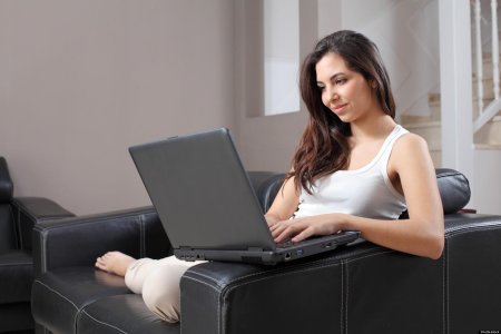 Девушка с ноутбуком