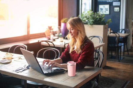 Девушка с ноутбуком в кафе