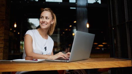 Девушка с макбуком