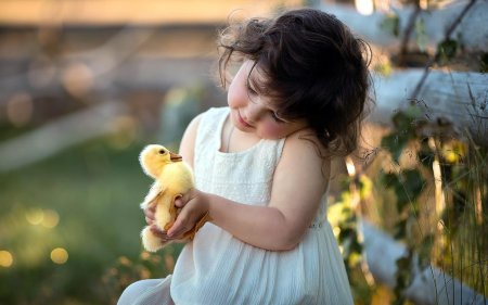 Девочка с утятами