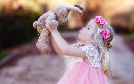 Маленькая девочка с игрушкой