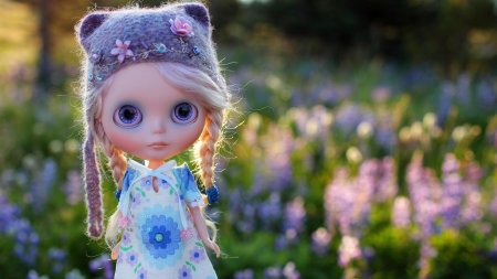 Красивая кукла