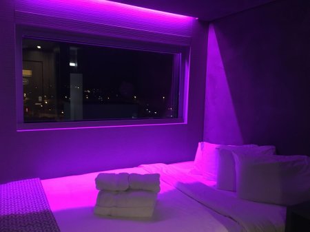 Комната с фиолетовой подсветкой