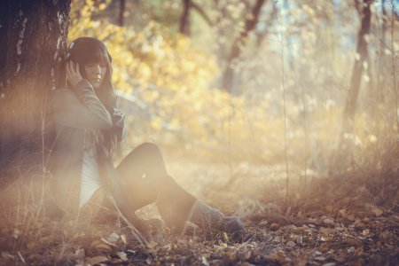 Девушка в осеннем лесу