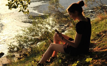 Темноволосая девушка на природе