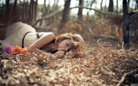 Девушка лежит в лесу