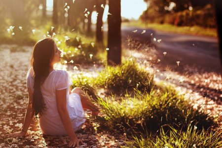 Девушка на природе со спины