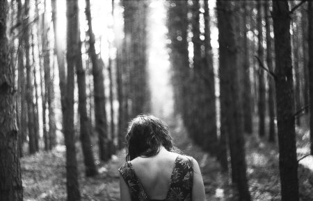 Дикая девушка в лесу