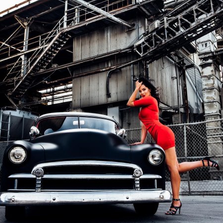 Девушка с автомобилем