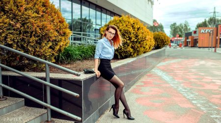 Девушка на лестнице в юбке