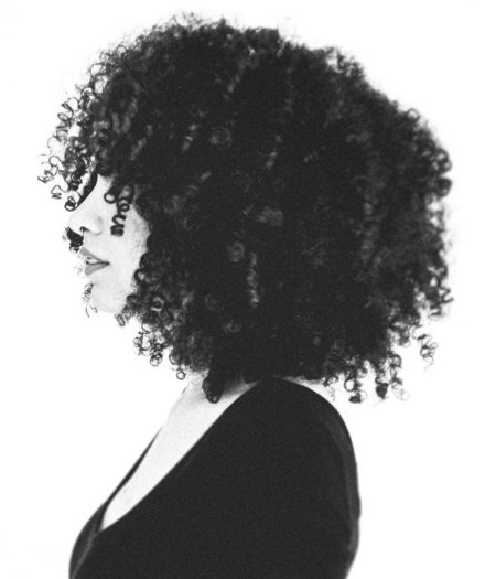 Кудрявая девушка