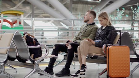 Мужчина и женщина в аэропорту