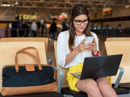 Женщина в аэропорту