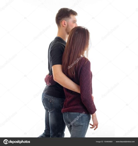 Парень обнимает за талию