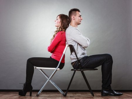 Мужчина и женщина спина к спине