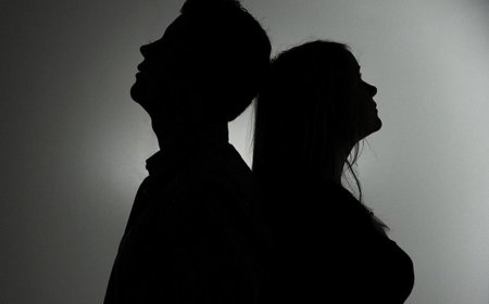 Силуэт девушки и парня