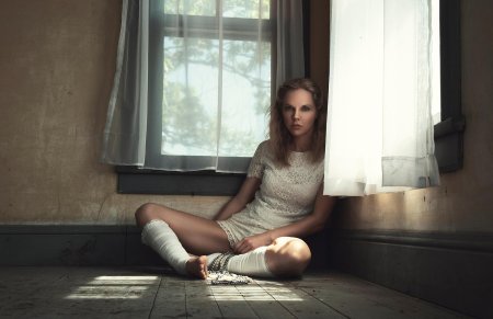 Девушки, позирующие в комнатах