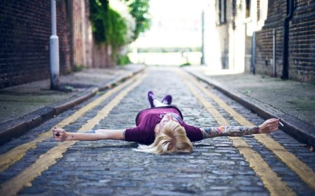 Девушка лежит на дороге