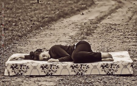 Лежачая девушка