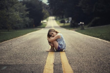 Девочка на дороге