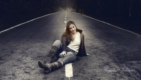 Девушка на дороге