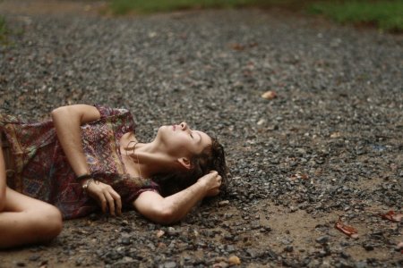 Девушка лежит на земле