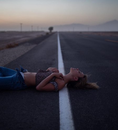 Девушка на дороге