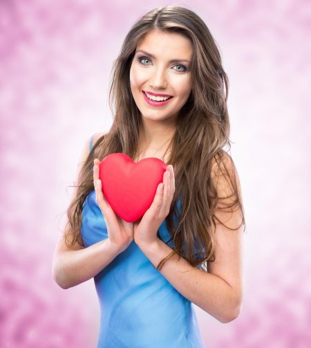 Девушки, показывающие сердце