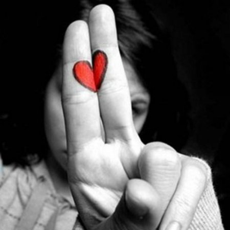 Девушка показывает сердце