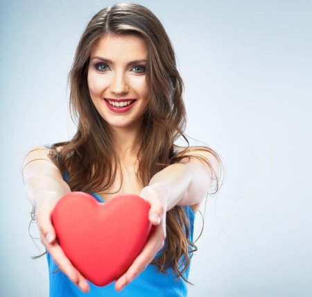 Красивая девушка с сердцем