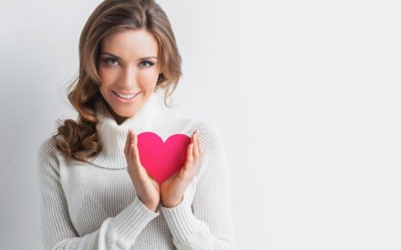 Девушка показывает сердце