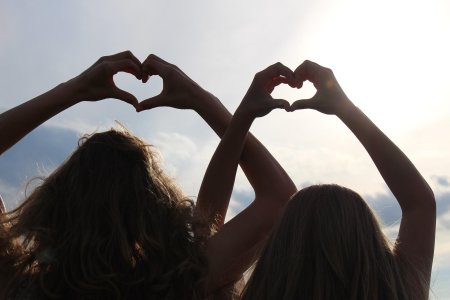 Сердечки из рук