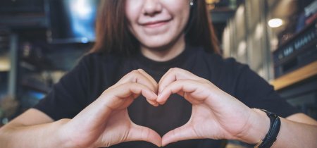 Руками сердечко