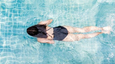 Девушка в бассейне вид сверху