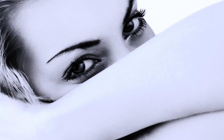 Девушка прикрывает лицо