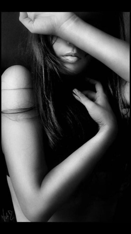 Девушка черно белая